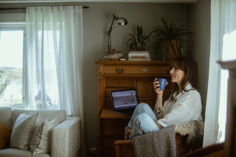 Mia M. Andersson, livscoach spor sitter lugnt i en fåtölj och arbetar med stresshantering