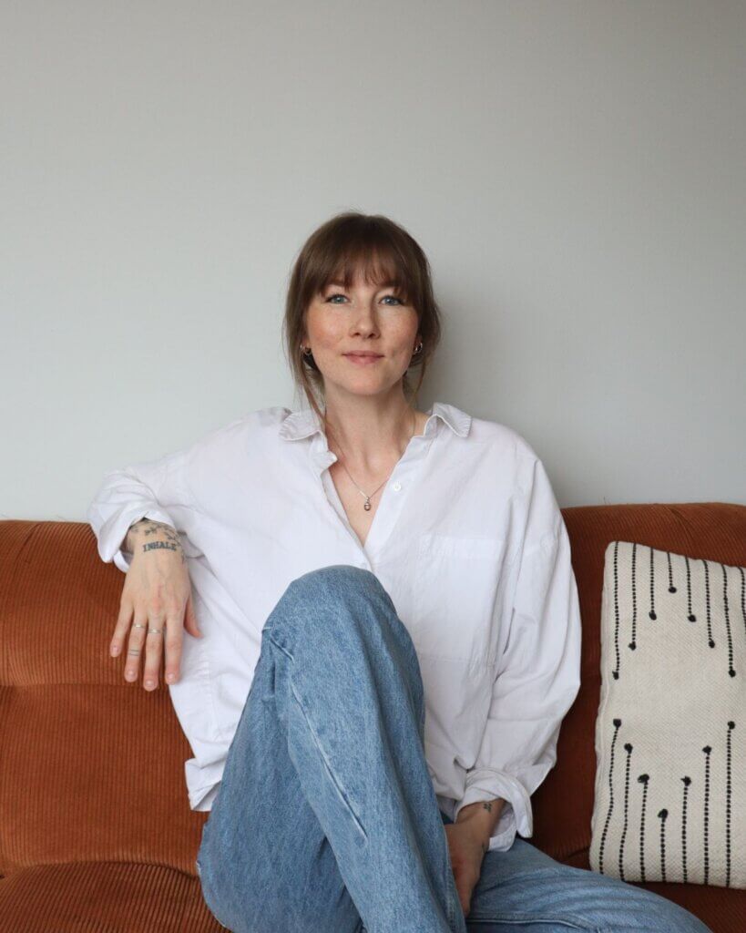 Mia M. Andersson, stresscoach online som sitter lugnt i soffan och ser in i kameran